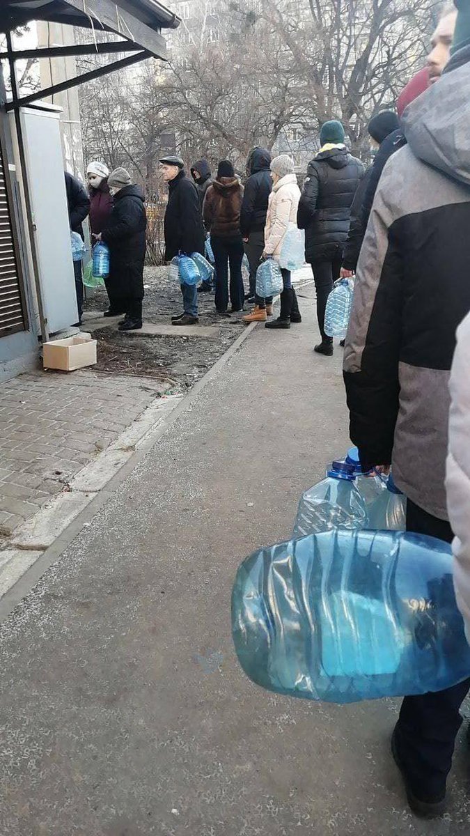 rahaas77's tweet photo. هر وقت اخبار جنگ تو نقطه‌ای از دنیا رو میشنوم یاد ترانه جنگ‌زده‌ی محسن چاوشی می‌افتم، اونجاش که میگه:
«تمومِ کودکی‌هامو بهم دنیا بدهکاره، 
تو با لالایی خوابت برد، منم با موجِ خُمپاره»
#اوکراین https://t.co/hGhxJN0Y2f