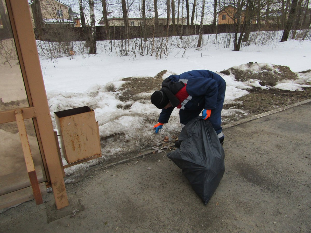Medvenskoe's tweet photo. @Tularegion71 @TU_Proletarsky санитарная уборка остановочных павильонов, п. Молодежный https://t.co/XafrVrSFVq