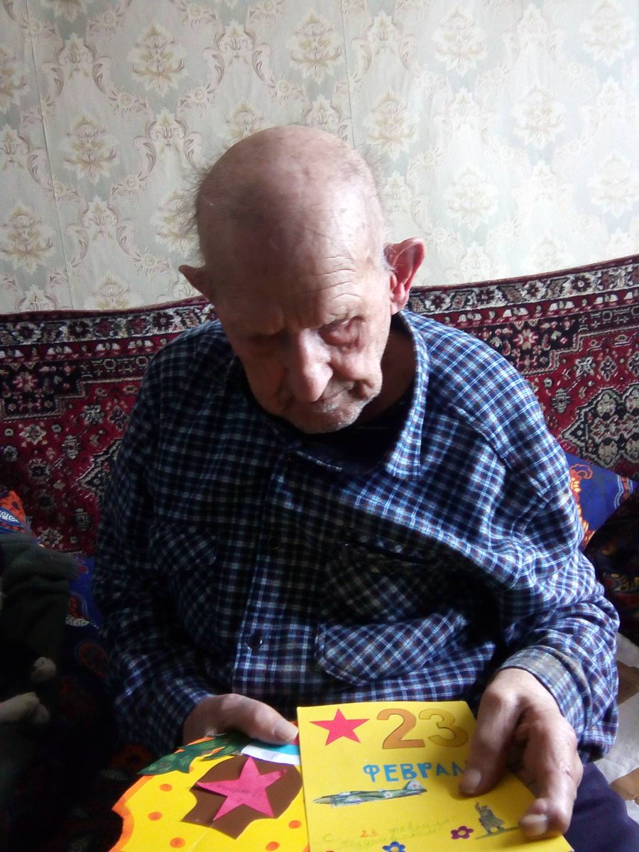 Соцработники ОСОН м.р. Кошкинский присоединились к   поздравительной акции, приуроченной к Дню защитника Отечества, и вручили получателям соцуслуг открытки и поделки, сделанные воспитанниками Дома Детского творчества (с.Кошки). cso44.ru/news/3165/