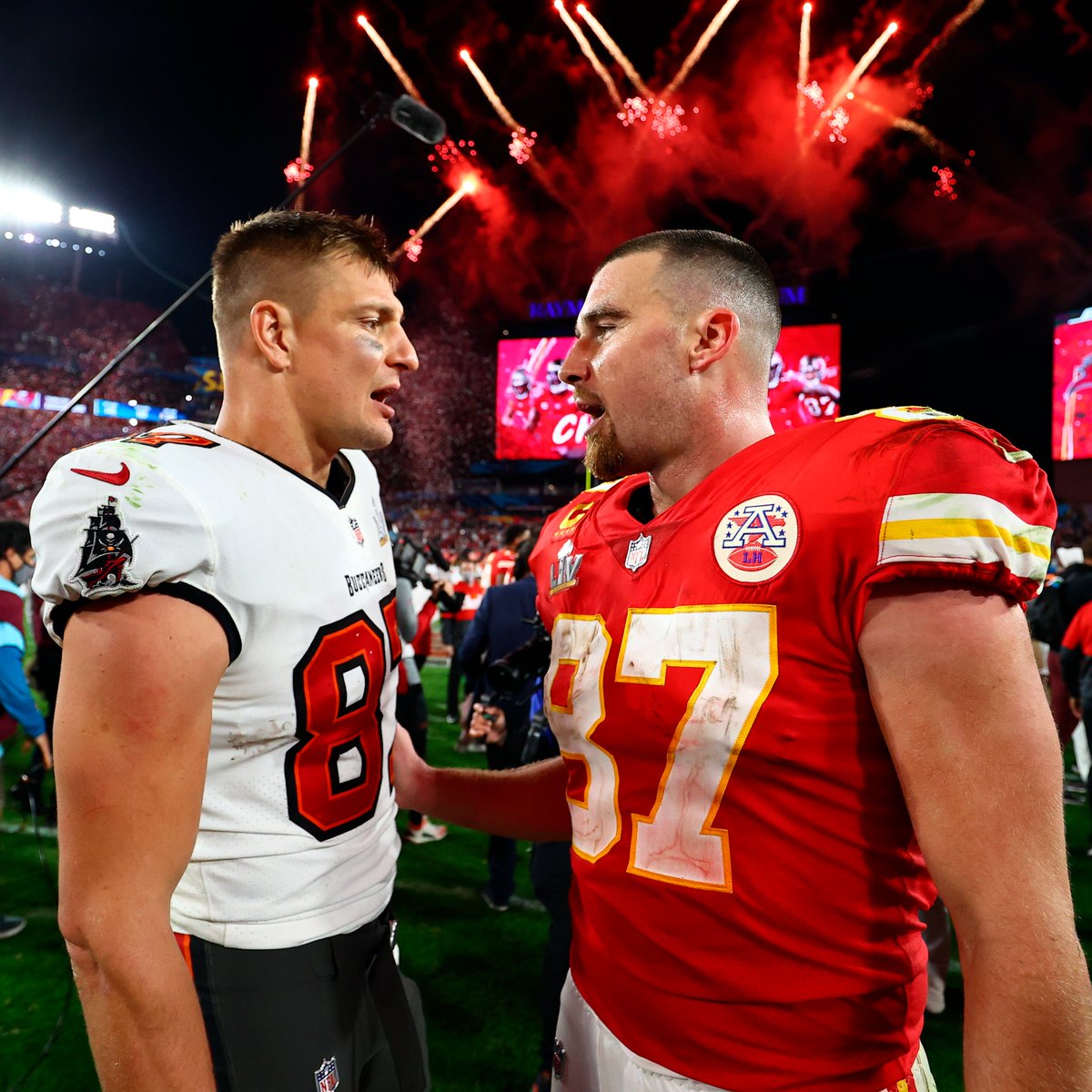 NFLUKIRE's tweet photo. Rob Gronkowski:
▪️ Age: 32
▪️ 4x Super Bowl champ
▪️ 4x First-team All-Pro
▪️ 5x Pro Bowl
▪️ Most rec TDs in a season by a TE

Travis Kelce:
▪️ Age: 32
▪️ 1x Super Bowl champ
▪️ 3x First-team All-Pro
▪️ 7x Pro Bowl
▪️ Most rec yds in a season by a TE

Who you got in their prime? https://t.co/Eog9E4anTl