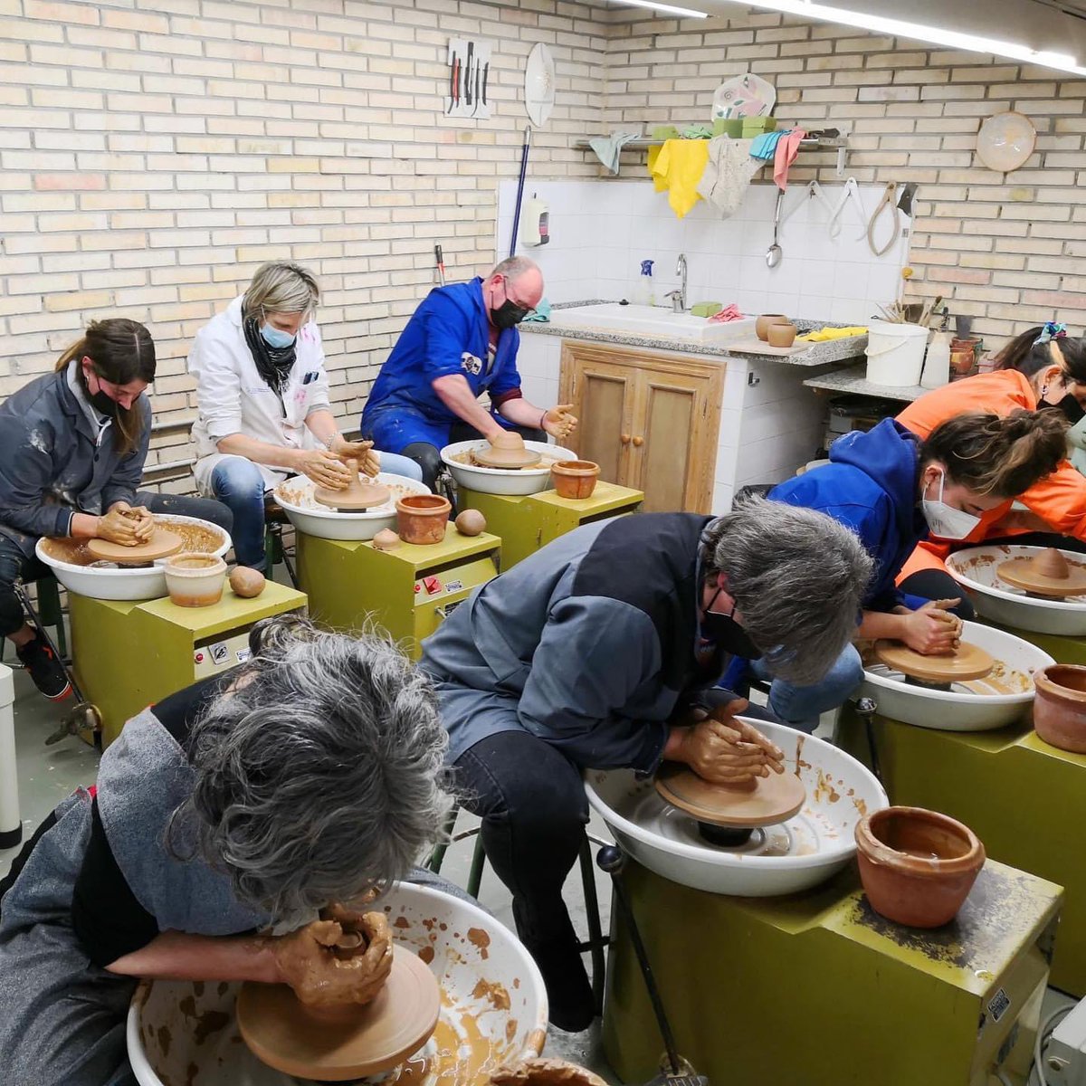 En el Taller de Ceramica estamos a tope con el torno, empezando a conocerlo y a experimentar con la alfarería. ¡Ahora ya no habrá quien nos pare!

#escueladearte #EASDRamonFalcon #lugo #diseño #ceramica #ciclosformativos #arte #falconadas #torno #alfareria #aprender #ramonfalcon