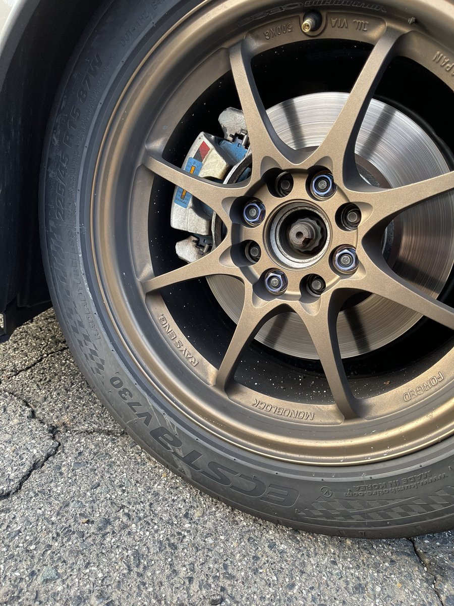 Do_naoshi's tweet photo. 人柱？？？
KUMHOのV730を作手で試して来ました。

新品のA052とV730をそれぞれ同じホイールに組んで検証。

ベストタイムで比較すると、0.168かな？

金額考えると、結構良さげでしたよ？
どっちも初めて使ったので、セッティング決まればもっと出るとは思います。

これもTW200です。

#KUMHO
#V730 https://t.co/x7Uc1G0b4l