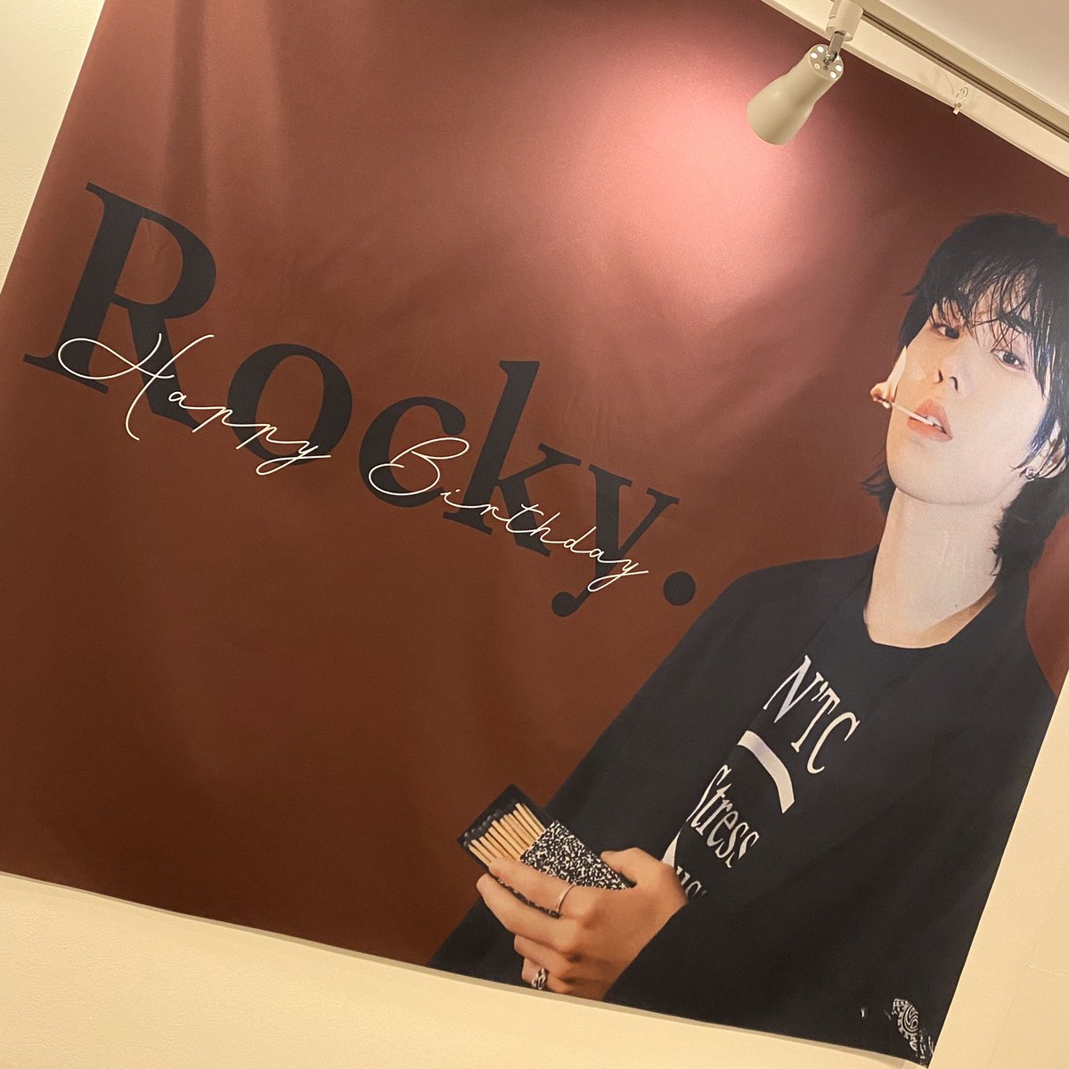 cafebluu's tweet photo. 💗ラキさん巨大垂れ幕
　　　　　プレゼント企画💗

@Happy_Day_225 
@Cafe_Epiphany 
#ROCKY_Happy_Day_225

感想を書いてメンション・ハッシュタグを
つけてツイートしてくださった方の中から
垂れ幕をプレゼントします🎁💕

たくさんのご応募お待ちしております🎂♪ https://t.co/9c2p7NNXjG