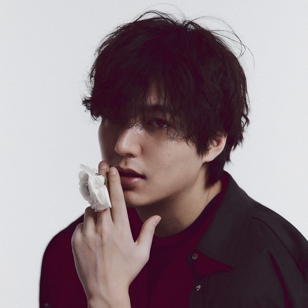 caramelhershey's tweet photo. Lee Min Ho IG update✨

OMG!! Lee Minho in curly hair 😍
is this the official photoshoot as Go Hansu?! lookin so damn mature and sexy 🤍

#LeeMinho #Pachinko #이민호 https://t.co/NbBQHRFoIh