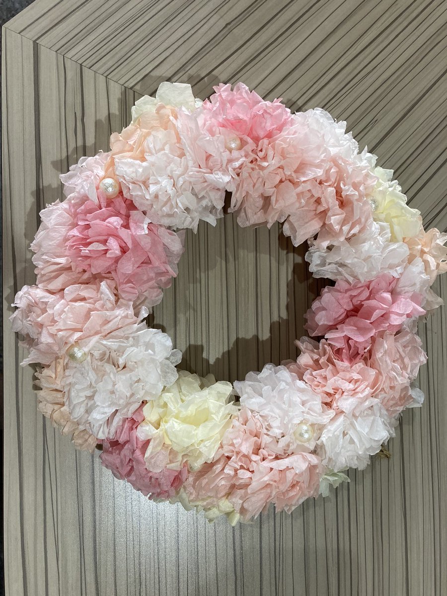 sn_sn128's tweet photo. ペーパーナプキンで作ったぺパナプフラワーリース🌸ネットで見かけて一目惚れ❤️自分のイメージ通りできた自信作です☺️✨今はなかなか時間が無くて作れないけど、また作りたいなと😚💕ワーママは本当に忙しくて自分の時間が無いですよね🥺
#ストレス発散は大事 #制作好きな人と繋がりたい https://t.co/6p1cQ3Ml1I