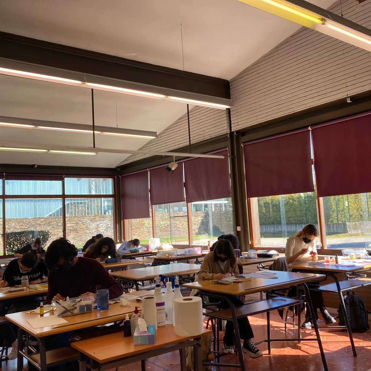 ¿A que dan ganas de venir a clase? 
Así de bonita luce el Aula 10 de la Escuela mientras los alumnos de 2º curso de Diseño Gráfico trabajan en la disciplina optativa de Ilustracion.

#deseñogalego #diseñografico #escueladearte #lugo #ilustracion #creatividad #falconadas