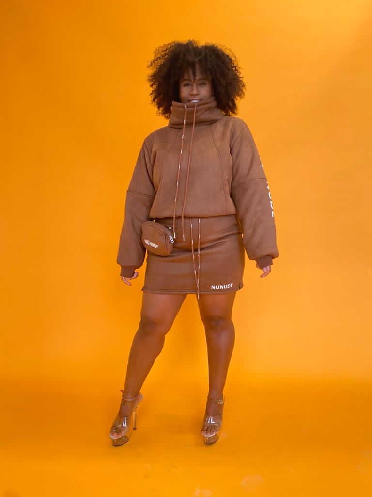 Brrrrr why is it so cold still! Sis we got you! This 3 piece faux suede, thermal fleece will keep you sexy and warm 😍 £48 with detachable bag, adjustable to multi use, bum bag, side bag or clutch bag