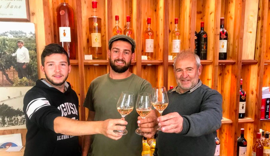 LMPositif's tweet photo. 🍇 La famille Constant perpétue une tradition multi-séculaire : depuis 733 ans, ils sont vignerons de père en fils ! Une nouvelle génération s'apprête à prendre le flambeau du domaine familiale dans le Var ! 👏 (Nice Matin) 
📸 J. -M. V. https://t.co/aJYC8tW1k7