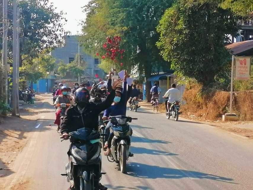 pinkythwe's tweet photo. Anti-coup revolutionary motorcycle strike in Sagaing's Monywa Twp as usual. 🪧  #2022Feb24Coup #NoFlyZoneInMyanmar #WhatsHappeningInMyanmar https://t.co/GnJmblpDad