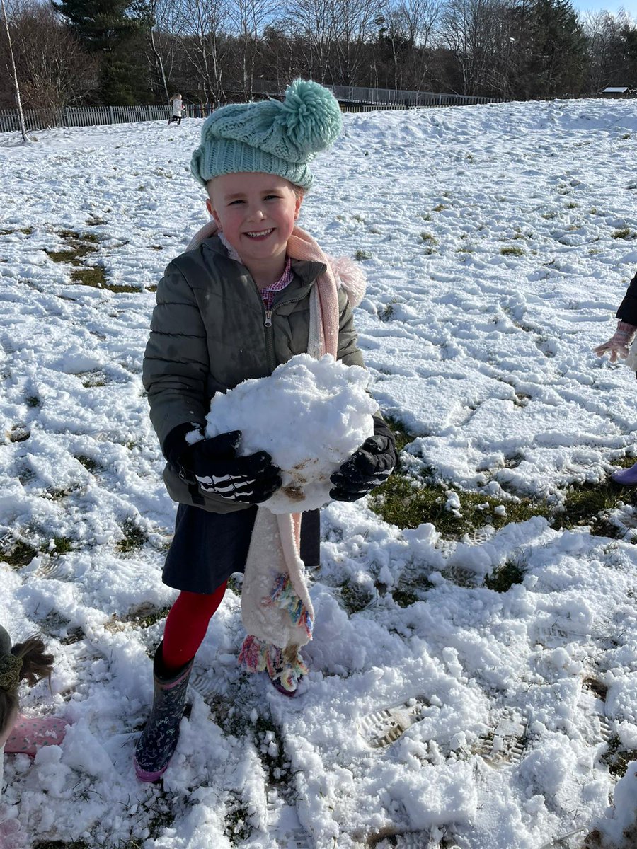 MissYoungDPS's tweet photo. Today Primary 2 have been out enjoying the snow with Mrs Totten! @dedridgeps https://t.co/obvrfKeubu