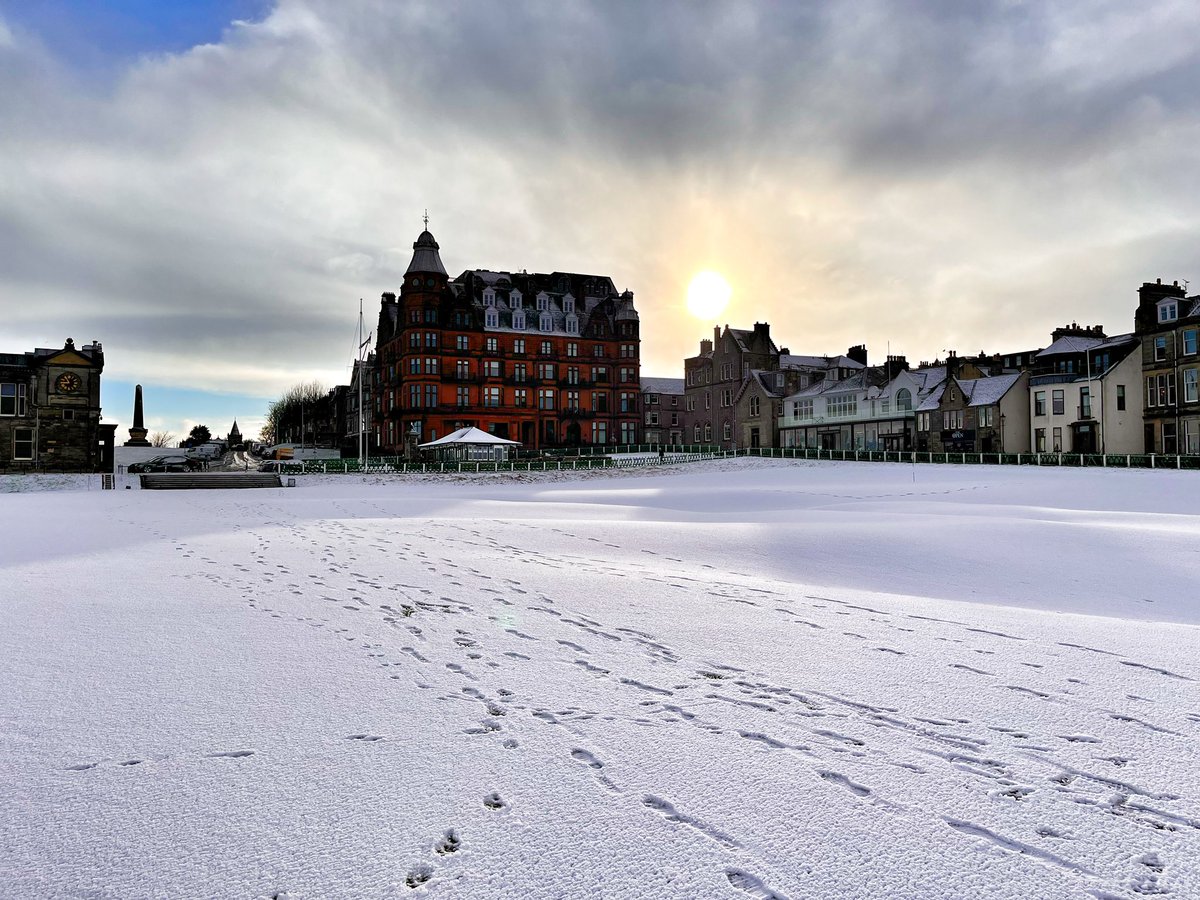 A rare and beautiful scene <a href="/TheHomeofGolf/">St Andrews Links</a> <a href="/StAndrewsGC/">St Andrews GC</a> #snowgolftoday