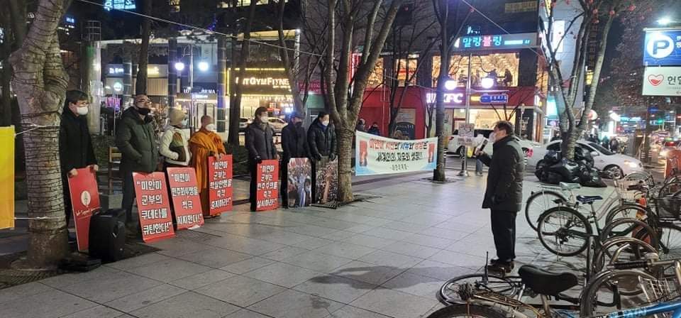 pinkythwe's tweet photo. Anti-coup revolutionary strike in S.Korea by pro-democracy Myanmar nationalities as usual. 🪧  #2022Feb24Coup #NoFlyZoneInMyanmar #WhatsHappeningInMyanmar https://t.co/iYn6gMuud9