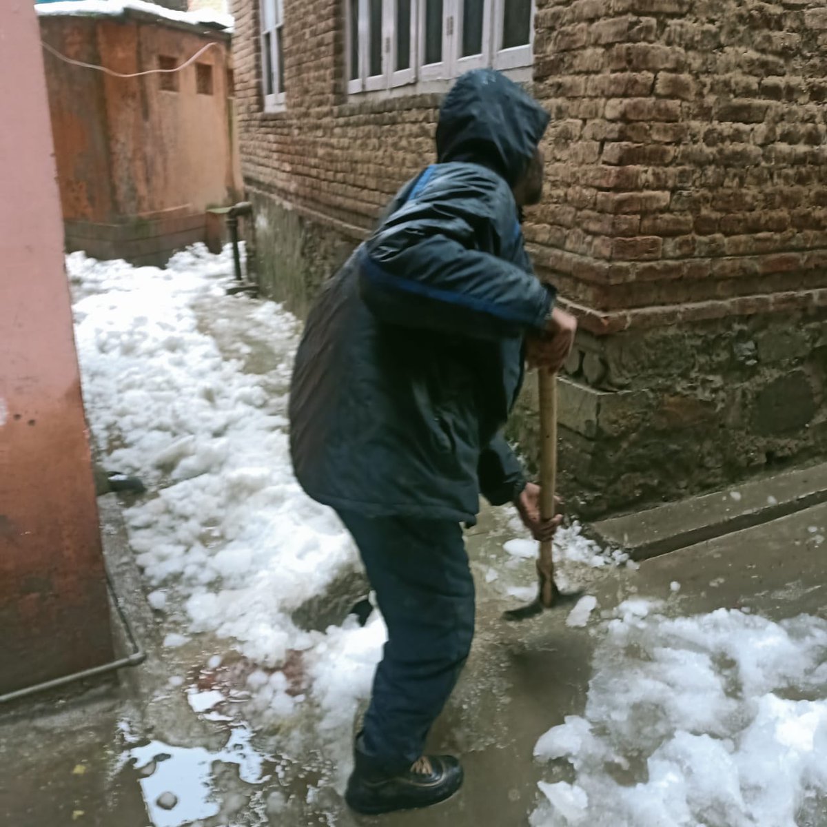 Manual #SnowClearance on internal #lanes & #walkways of #ZainaKadal(Ward No. 06) was held by Sanitary Staff of #SMC during an afternoon shift.
 #Srinagar  
@manojsinha @Secretary_MoHUA @Junaid_Mattu @OfficeOfLGJandK @nitishwarKumar @AtharAamirKhan @SMC_Srinagar