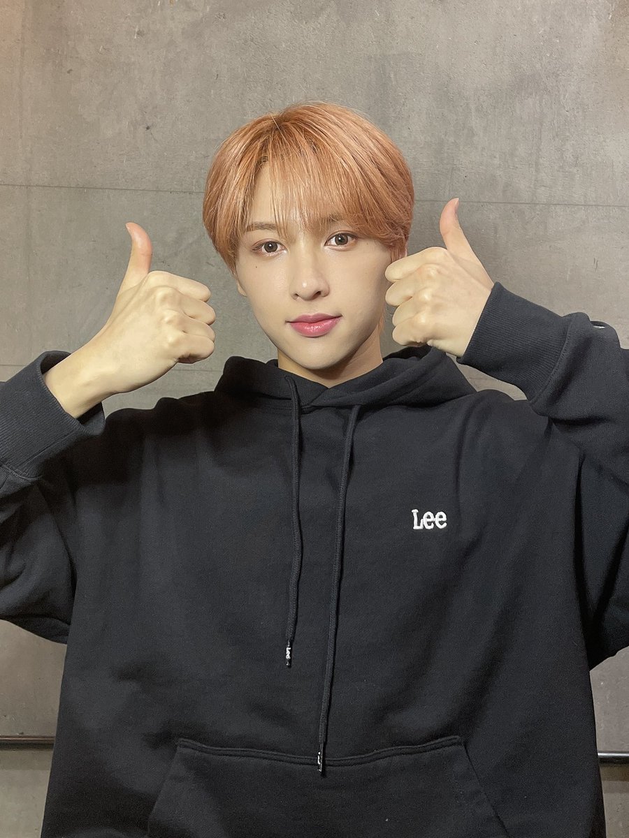 22.02.2022 🐦 • TWITTER
OnlyOneOf diz: "Quando você vai à universidade, existe um veterano como LindosOneOf ⁉️"

#OnlyOneOf #온리원오브 #리에 #Rie <a href="/OnlyOneOf_twt/">OnlyOneOf official</a> <a href="/OnlyOneOfmember/">온리원오브</a>