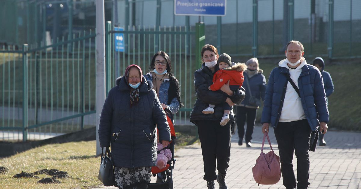 Reuters's tweet photo. Germany offers Poland help with refugees from Ukraine https://t.co/4yrOLl4mu7 https://t.co/bzZ0R45MaH