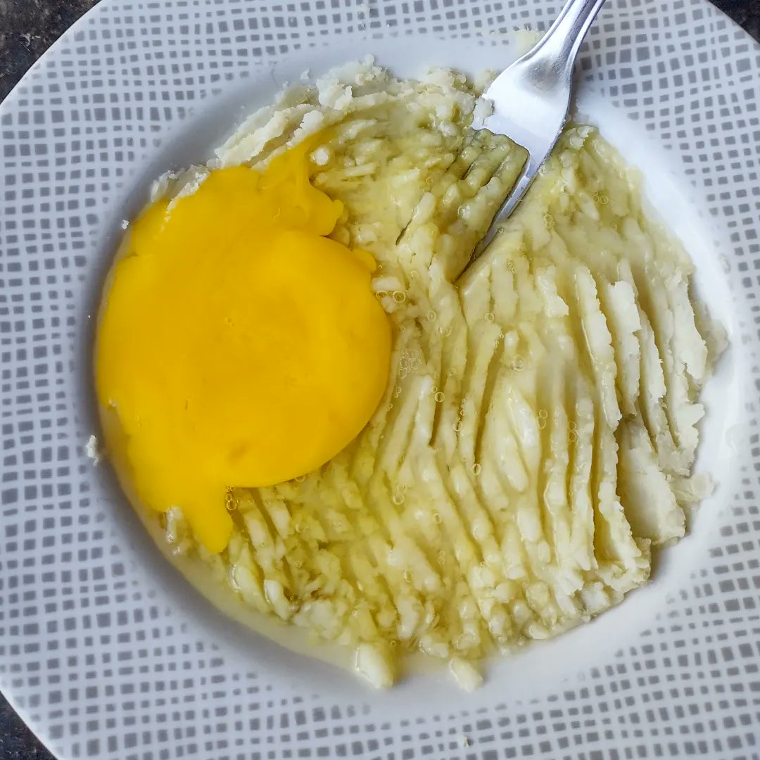 verdurando's tweet photo. CAFÉ DA MANHÃ COM 2 INGREDIENTES 🥰

**

PANQUECA DE BATATA DOCE
✓ 1 batata doce cozida
✓ 1 ovo

Amasse a batata doce e misture com o ovo. Depois leve na máquina de waffle ou na frigideira (4 min de cd lado). 

Bom apetite

Opcional: mel, canela e especiarias 🎯

#fit
#foco https://t.co/eY2Xz20PM4