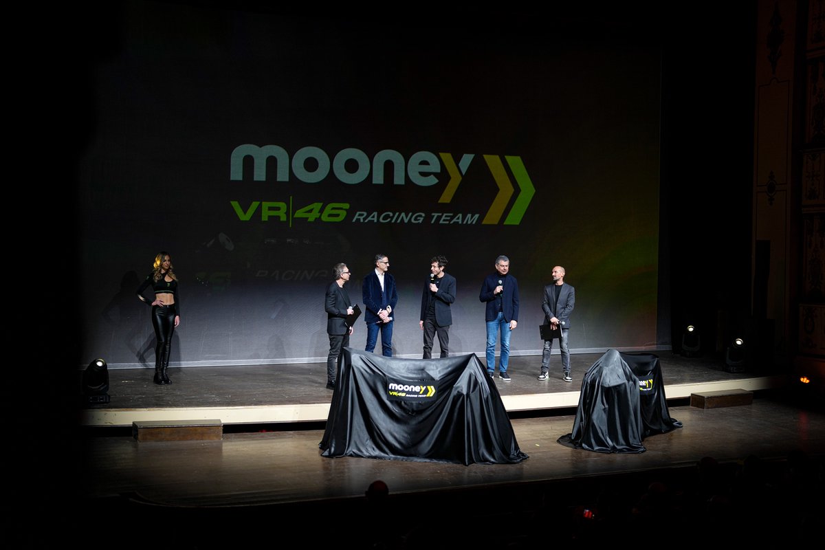 VR46RacingTeam's tweet photo. 😎 Guess who's on the stage? @ValeYellow46
#MooneyVR46RacingTeam #MotoGP #2022IsNow https://t.co/npz3ac7zKE