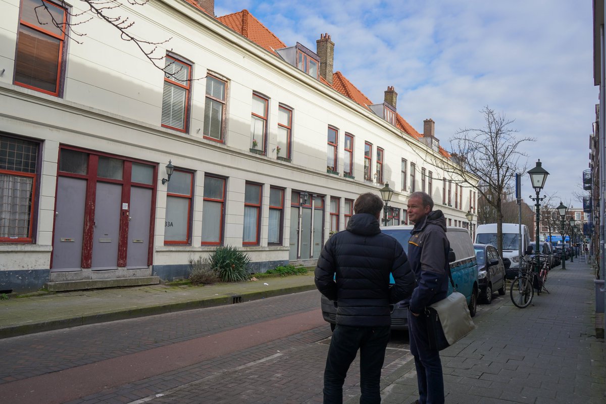 gerben_vandijk's tweet photo. Vanochtend ter plaatse een kijkje genomen bij #DeRoos. Een prachtig blokje oude cipierswoningen. Na aflopen opstalovereenkomst in 2010 is er logischerwijs niet zoveel gebeurd. Later vandaag spreekt #raad010 over de toekomst. Een #wooncooperatie of de markt op? https://t.co/mKftsSoGWZ