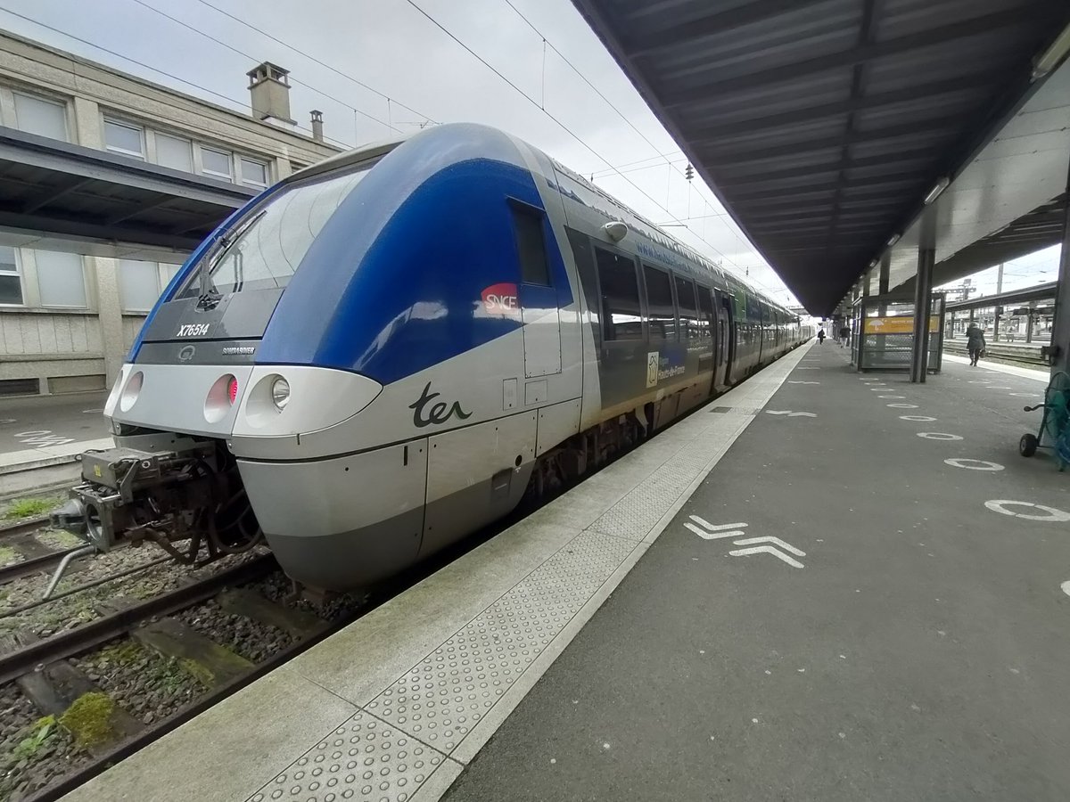 Hello ! Une belle triplette d'AGC (76500) pour finir ma journée, une première pour moi. 
Du coup je serai votre conductrice pour le 849407 : départ 12:46 Amiens arrivée 13h42 st Quentin 

Bon jeudi à tous ! 🤗