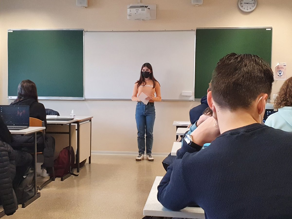 VirginieTesta's tweet photo. Dernière ligne droite avant le concours d'éloquence demain avec des élèves de 1e générale. #CONCOURS en partenariat avec le   @LionsFRANCE. Une belle façon de préparer l'oral du baccalauréat 😀 Bravo aux #élèves engagés ! @DavlcStrasbourg @acstrasbourg @DaacStrasbourg https://t.co/y7IR7WhJsN