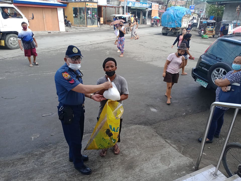 ccpo_ps7's tweet photo. DO THINGS FOR PEOPLE
GOOD DEEDS
#TeamPNP
#PNPKakampiMo
#WeServeAndProtect https://t.co/2wdbiKyEhx