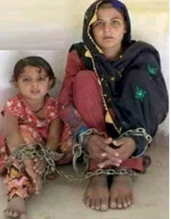 Amethi_yodha's tweet photo. ये दो तस्वीरें देखिये पहली तस्वीर भारत के अंदर एक मुस्लिम महिला की है जो सड़क पर हिजाब पहनकर ल्लाह हू कबर के नारे लगा रही है दूसरी तस्वीर पाकिस्तान की जहां किस तरह अल्पसंख्यक हिंदू लड़की को जंजीरों में बांध रखा है हिंदुस्तान और पाकिस्तान  में फर्क

https://t.co/N6uho6tRFW https://t.co/2o8VBxlm49