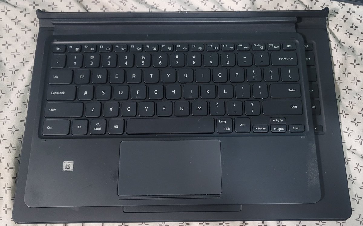 HollywoodShono's tweet photo. Samsung Galaxy Tab S8 Ultra Book Cover(Left)
Samsung Galaxy Tab S7+/8+ Book Cover Keyboard(Right)
They tried on the S8 Ultra, but how hard is it to add extra magnets for a Surface like experience folding the keyboard behind the tablet?
#Samsung #tabs8ultra #tabs8plus #tabs8 https://t.co/L7chuTBrgi