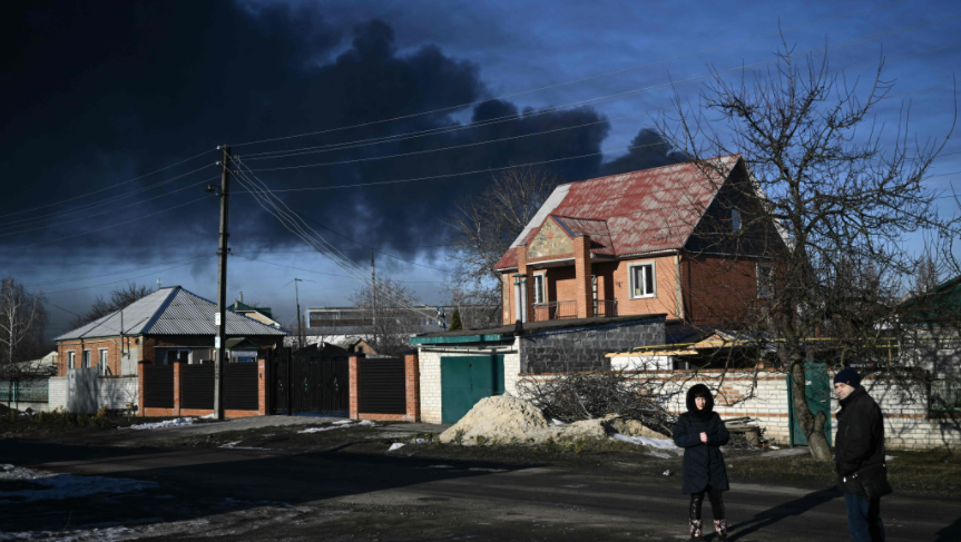 el_pais's tweet image. 🔴 ACTUALIZACIÓN | Ucrania reclama ayuda a la comunidad internacional y exige aislar a Rusia tras el ataque ordenado esta madrugada por Putin. Kiev asegura que se han alcanzado diez regiones 

📷 AFP, en Chuguyev
bit.ly/3p7OqFq