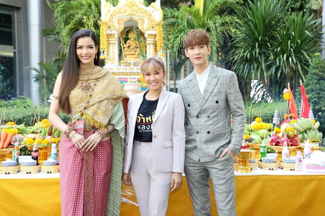 KIIMMONOFFICIAL's tweet photo. บวงสรวงวันแรก  🤍😍
#ช่อง9McotHD 
#เจ้าหญิงหลงยุค 
#ขุณขิมมอญ
#LoveThroughTime #ไผ่ร้อยกอ #pairoykorproduction 

👇📷
https://t.co/BZlG9i1X9S https://t.co/QbzaQ3pAPE