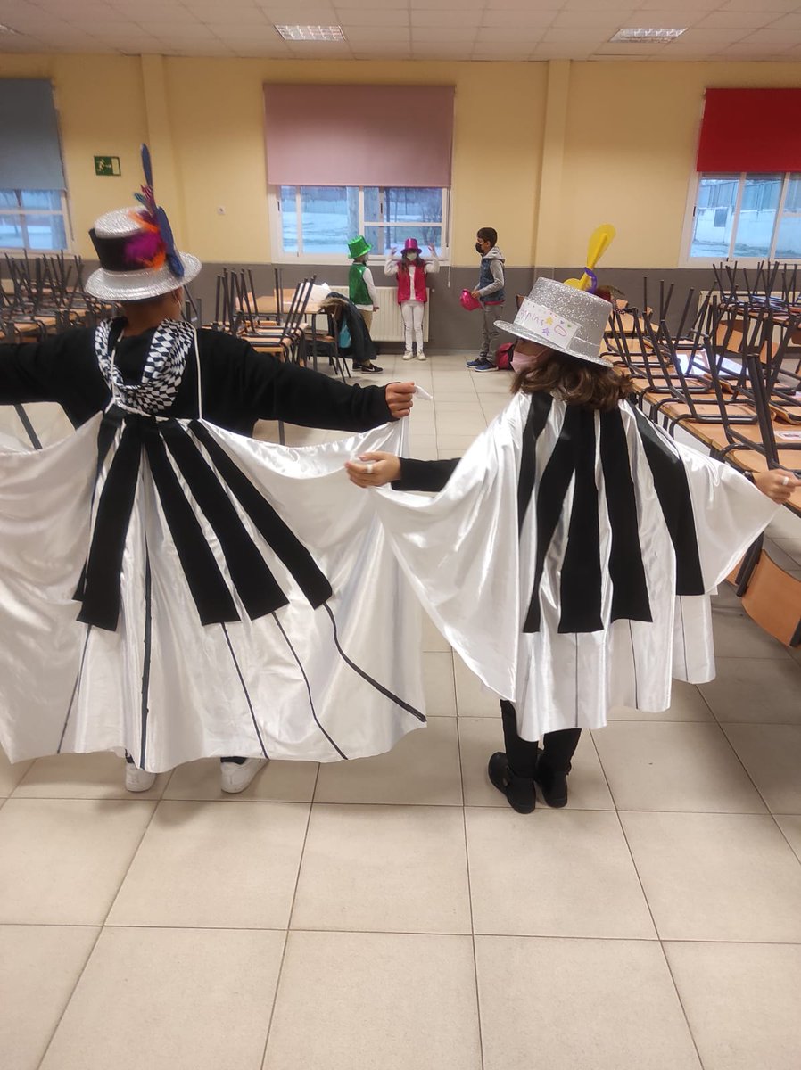 Carl0sTercer0's tweet photo. #BroadwayInCarlosIII comienza en la carnaval en el #CarlosIIIProductions, los artistas más madrugadores, "Los Primeros del Cole" ya están están cruzando la alfombra roja y el portón gris. #ExtraescolaresCarlosIII #ExtraescolaresAranjuez #ConciliacionFamiliar #WeAreJustCarlosIII. https://t.co/yRmpuESZAv