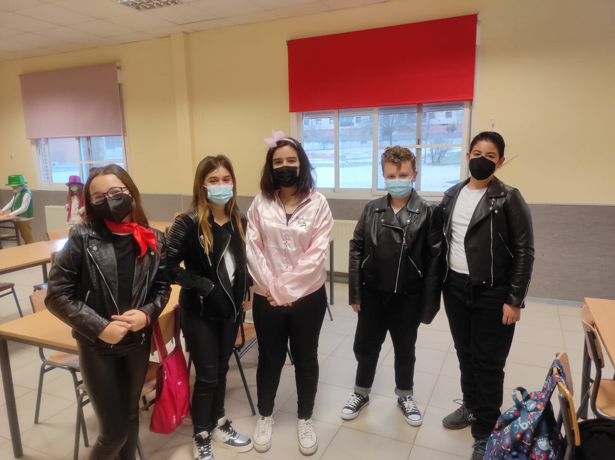 Carl0sTercer0's tweet photo. #BroadwayInCarlosIII comienza en la carnaval en el #CarlosIIIProductions, los artistas más madrugadores, "Los Primeros del Cole" ya están están cruzando la alfombra roja y el portón gris. #ExtraescolaresCarlosIII #ExtraescolaresAranjuez #ConciliacionFamiliar #WeAreJustCarlosIII. https://t.co/yRmpuESZAv
