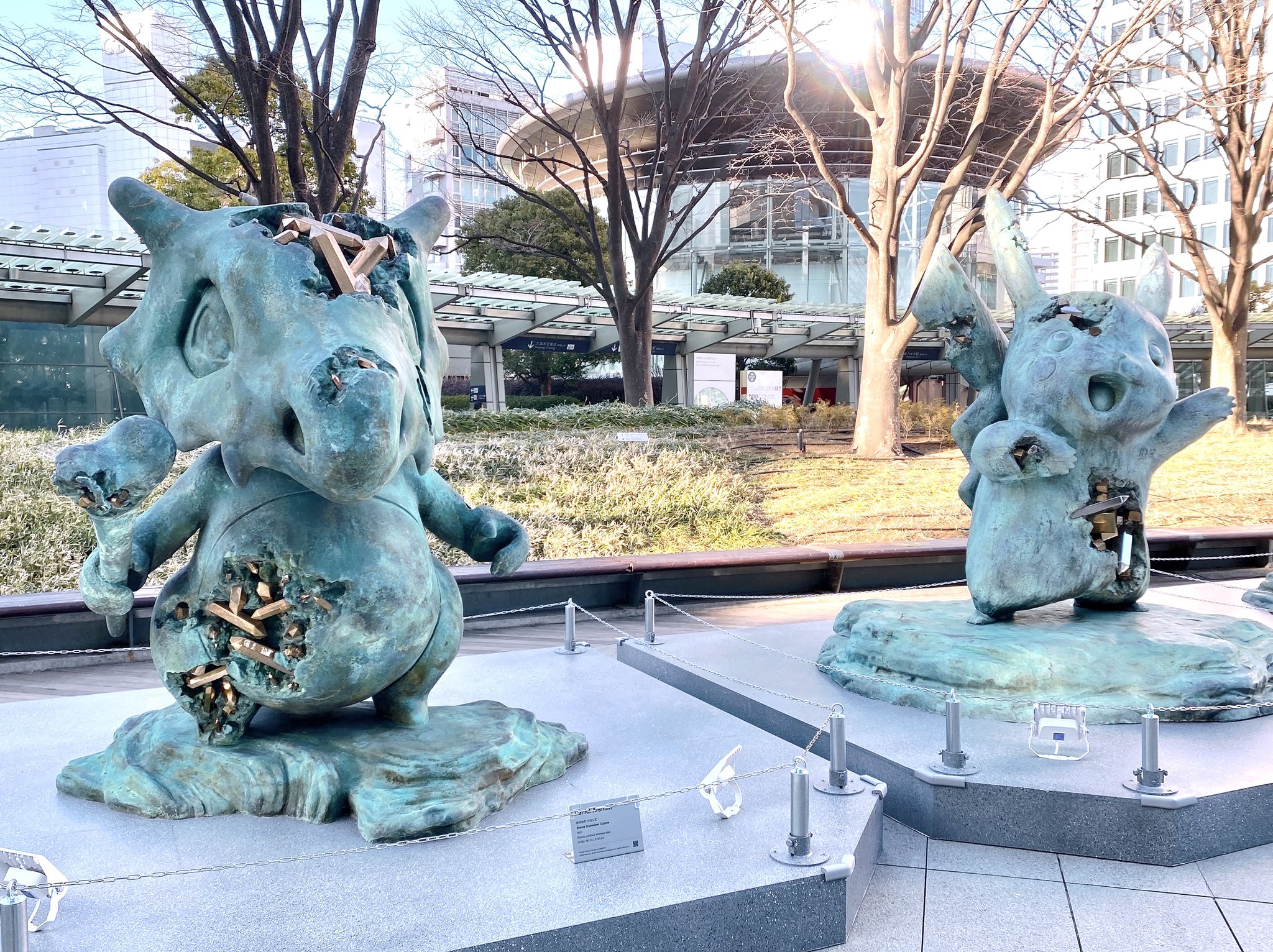 キジ猫 初めて六本木ヒルズの中に入ってきました 慣れないからか 構造が複雑に感じます 案の定迷子になる方向音痴 広場にあった 鉱物と合体したようなポケモン像が割と好み 実はポケモンの化石展も見に行きたいなと思っています チケット取れるかは