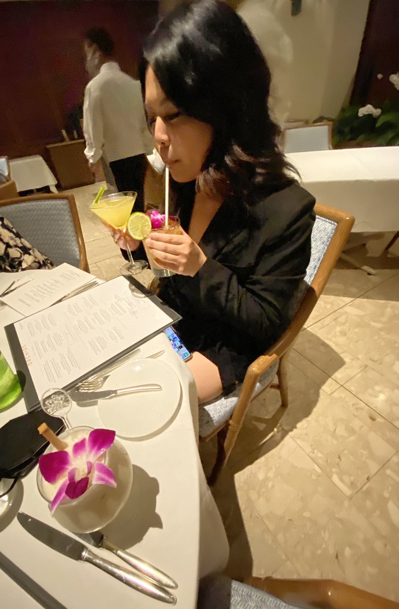 il0veliltun3chi's tweet image. 2 busy drinking, srry cant talk rn