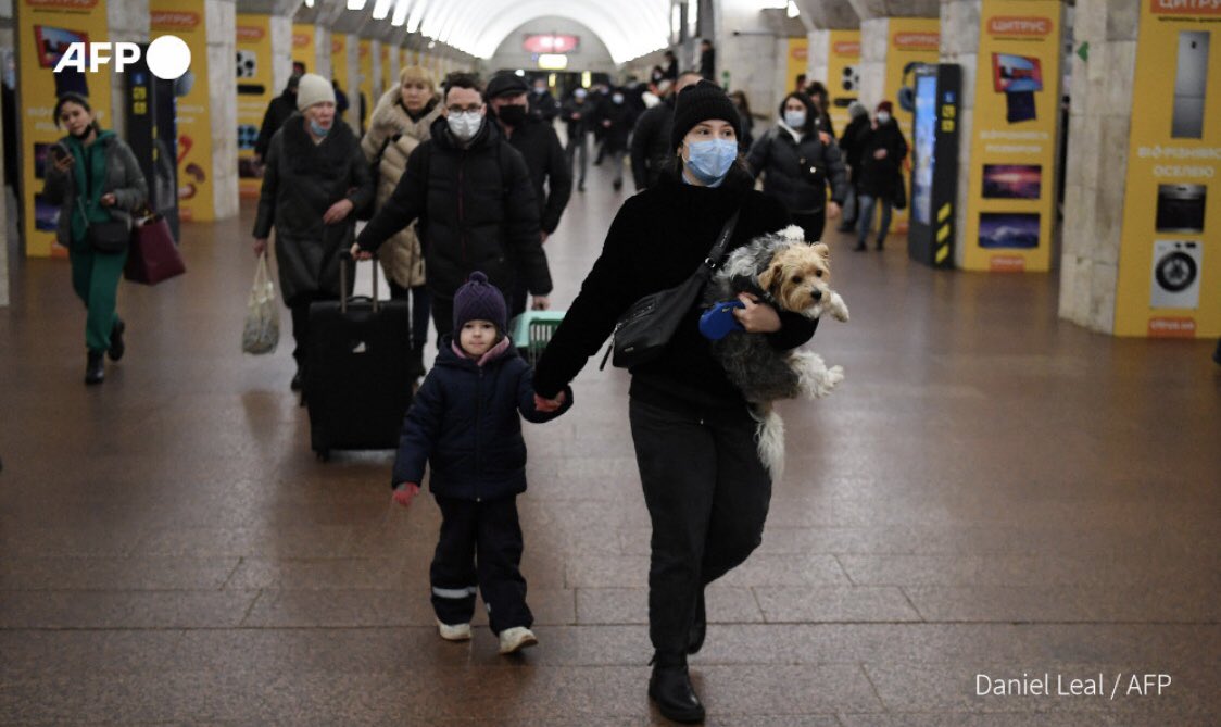 AureCasse's tweet photo. Le métro de Kiev, devenu abri contre les bombardements https://t.co/iU8nDcbxBz