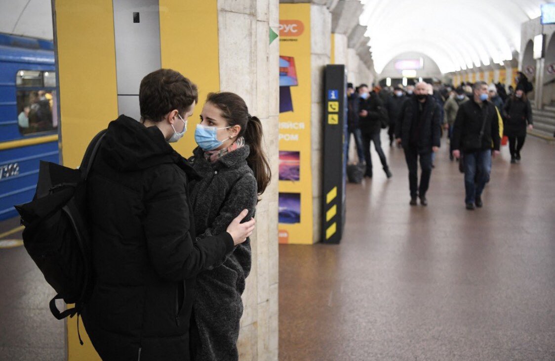 AureCasse's tweet photo. Le métro de Kiev, devenu abri contre les bombardements https://t.co/iU8nDcbxBz