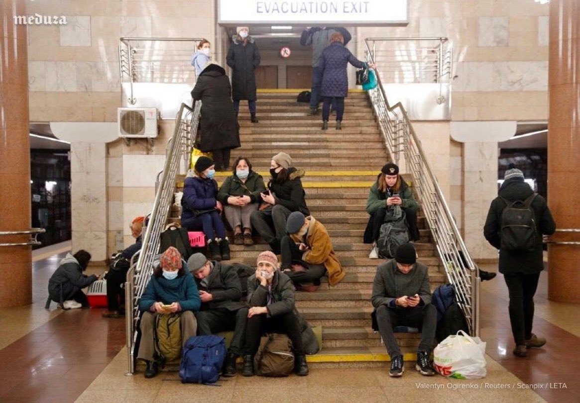 AlertaNews24's tweet photo. 🇺🇦🇷🇺 | AHORA - GUERRA UCRANIA-RUSIA: Metro subterráneo de Kiev: https://t.co/hHk3I8sKzP