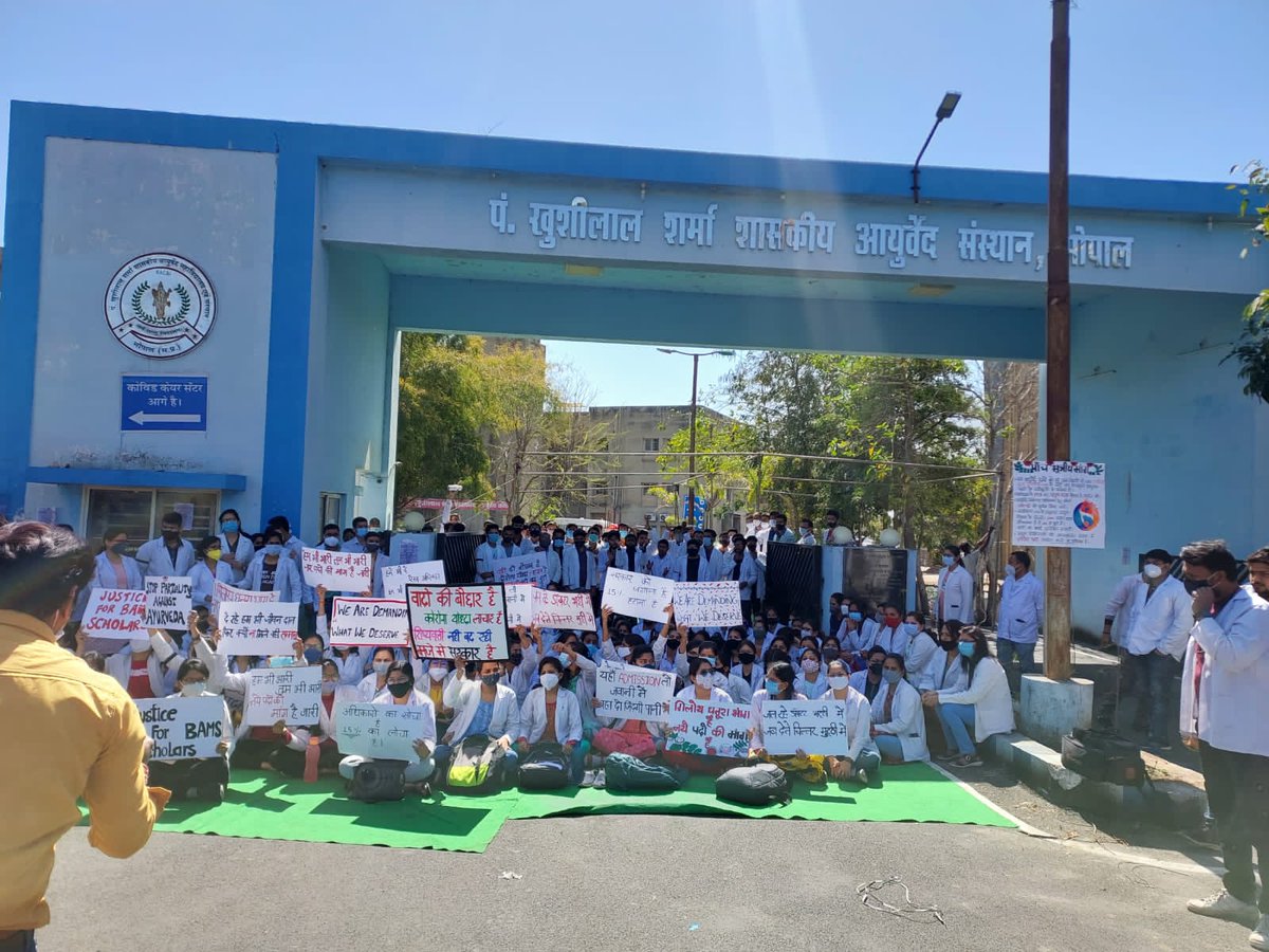 vijaybaghel_'s tweet photo. आयुर्वेद अध्येताओं की शिष्यवृत्ती आधुनिक चिकित्सा शिक्षा पद्धति के अध्येताओं के समान रूप हो तथा अन्य विभागों की तरह उपभोक्ता मूल्य सूचकांक ( CPI) से जोड़ा जाए
#StopPartialityAgainstAyurveda
#EqualPayforEqualWork https://t.co/XsPexRnwXj