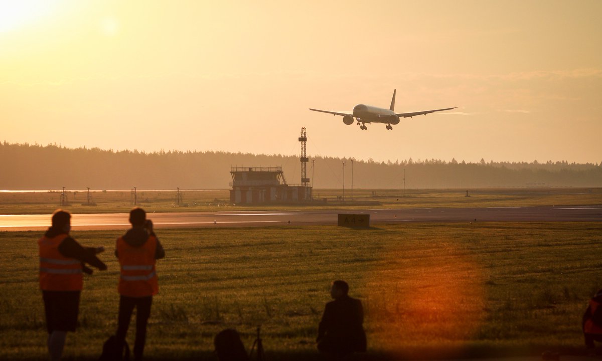 SVOaero. Sunrise.
—
Красота золотого часа на рассвете. <a href="/BoeingAirplanes/">Boeing Airplanes</a>  777-300ER авиакомпании <a href="/aeroflot/">Аэрофлот</a> в нескольких метрах над ВПП #Шереметьево. Архивный кадр.

Фото: Олег Иванов