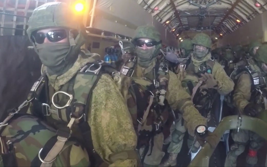c14english's tweet photo. 🚨 #BREAKING 🇺🇦🇹🇷🇷🇺 | #Russian paratroopers whose planes were disguised as #Turkish Military transport have managed to bypass Ukrainian defenses in #Kiev, and will attempt to make landfall and capture Kiev Airport. https://t.co/V2KPCtUuuj
