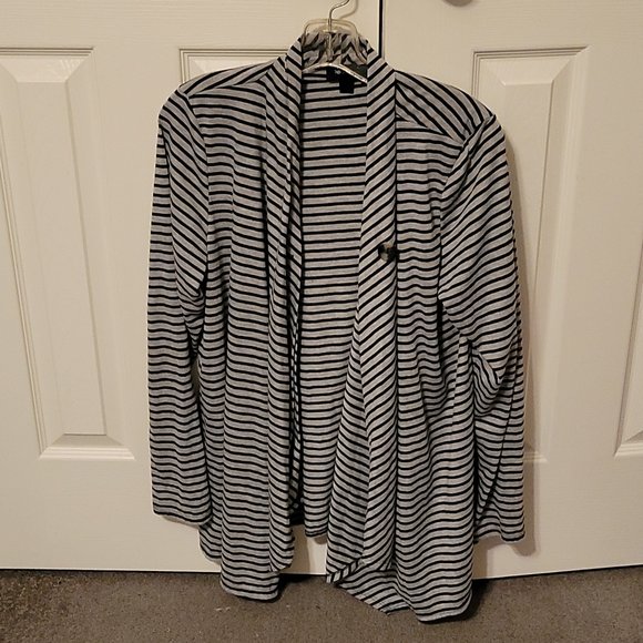 ShonelleBest's tweet photo. So good I had to share! Check out all the items I'm loving on @Poshmarkapp from @baerreg #poshmark #fashion #style #shopmycloset #gap #abstudio: https://t.co/QcJVEmmE1y https://t.co/1iFpS967Q9