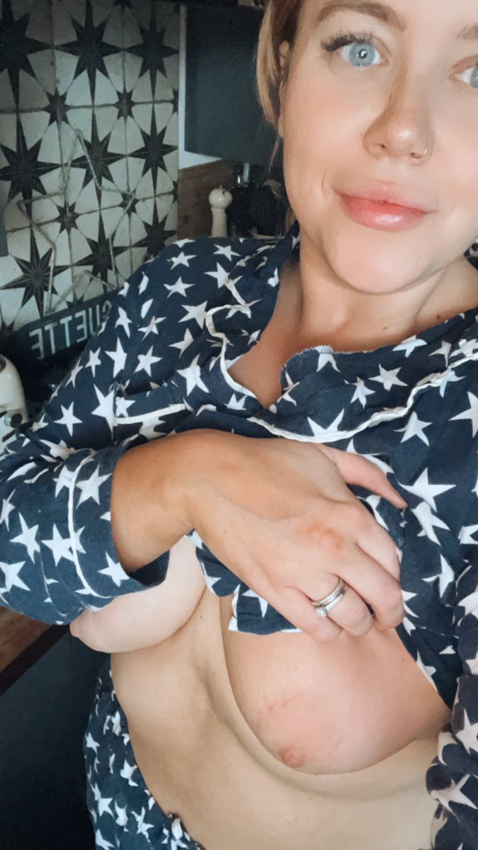 Some good morning titties to distract from the impending doom on the news 😩 Wishing you all a wonderful day 💋#swingerwife #ofgirls