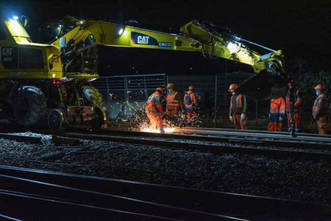 RER_A's tweet photo. [#JeudiPhoto 📸]  Comme ici, lors de la préparation à la pose de longs rails soudés, les agents se relaient chaque nuit pour l'entretien et la maintenance des infrastructures afin d'assurer à tous les voyageurs du #RERA sécurité et confort. https://t.co/H0NYnAbEPy