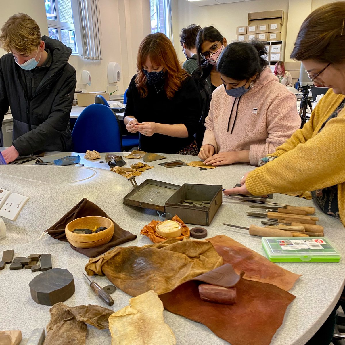 Yesterday the <a href="/ArcDurham/">Durham Archaeology</a> students got to try their hand at jet and amber polishing using both modern and Anglo-Scandinavian methods (there’s not much difference really, although today we use slightly less fish) 

#whitbyjet #experimentalarchaeology #archaeogemmology #archaeology