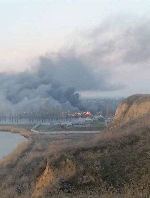 nowarmovement's tweet photo. ภาพความเสียหายของท่าเรือ Ochakiv ในเมือง Mykolaiv ซึ่งถูกขีปนาวุธของทางรัสเซียโจมตีเช่นกัน
#Ukraine #ยูเครน #StandWithUkraine https://t.co/wM1JGmWJ8V