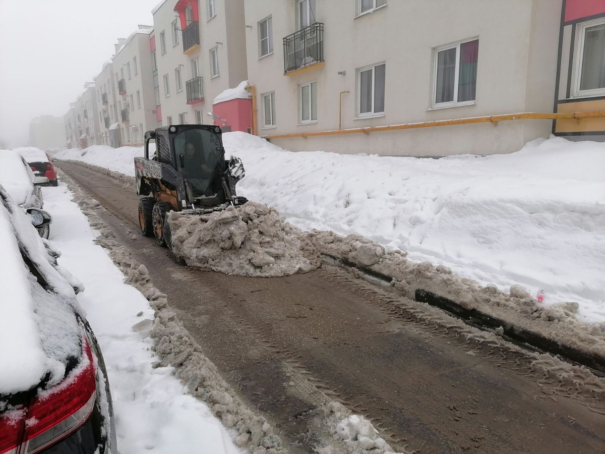 Работы на придомовой территории продолжаются.
