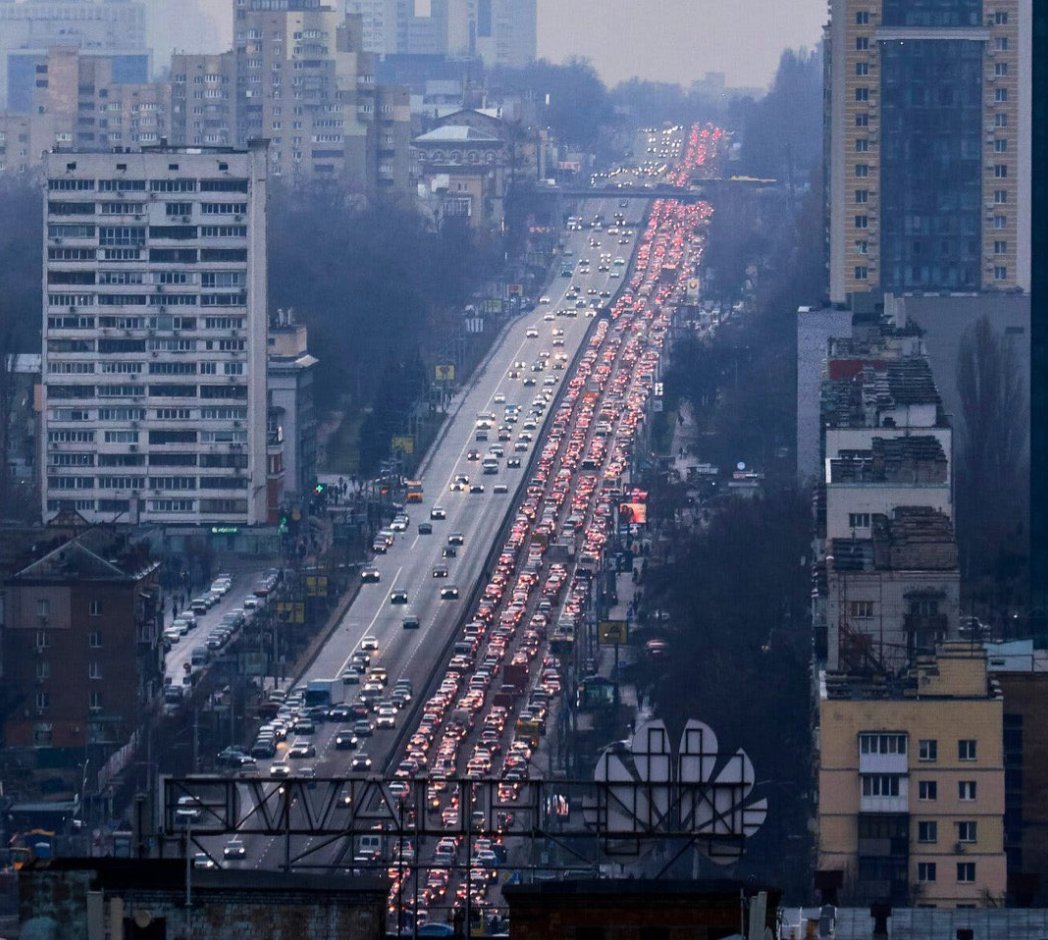 dlepeska's tweet photo. Main road west out of the Ukrainian capital looks like this right now | Kyiv Mayor Klitschko says Ukraine is under attack: "We can hear the sound of shelling. The worst enemy now is panic. Keep calm. Everyone not involved in critical city functions, stay home. We must prevail." https://t.co/s2p7hTn3la
