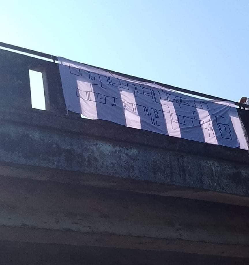 azl_latt's tweet photo. Revolutionary students from North Oakkalapa Students Union, #Yangon hung anti-coup banner on the bridge against military dictatorship on Feb 24. 

#NoFlyZoneInMyanmar
#2022Feb24Coup
#WhatsHappeningInMyanmar https://t.co/kjdzTwy5cA