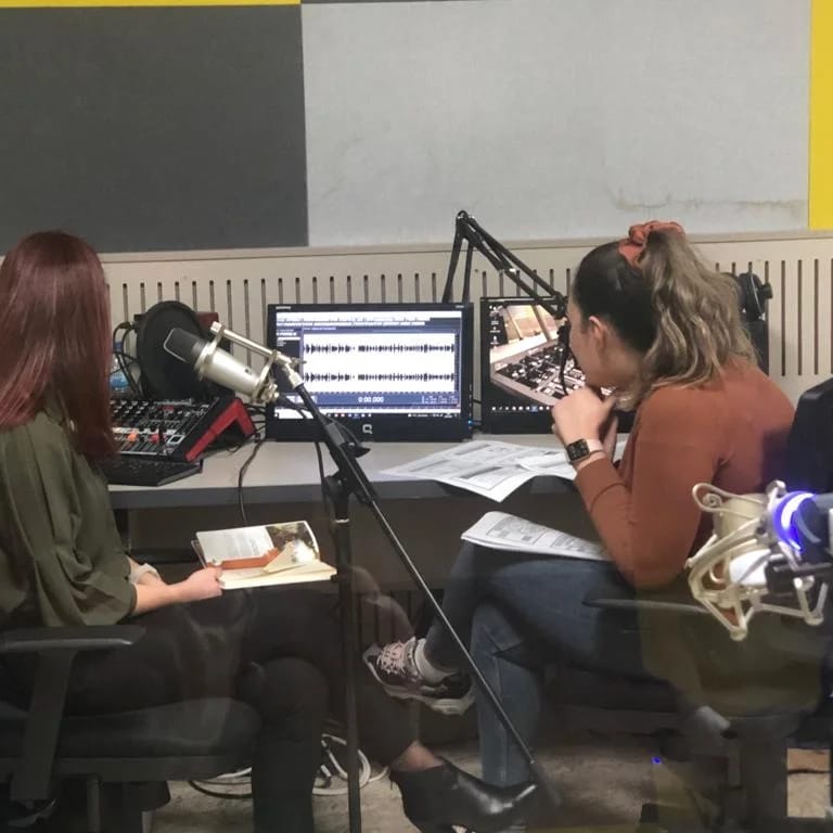 hku_saglikbil's tweet photo. HKÜ SBF artık radyolarınızda 📻 HKÜ radyoda her hafta farklı bir konu ve konuk ile "Sağlıklı Günler" programında sizlerleyiz.

@hkunv 
@TurkayDereli 
@BayramlarKezban 
@ProfDr_YBeyhan 
@yavuzyakut 
@NerminOlgun4 https://t.co/KihWro15Hk