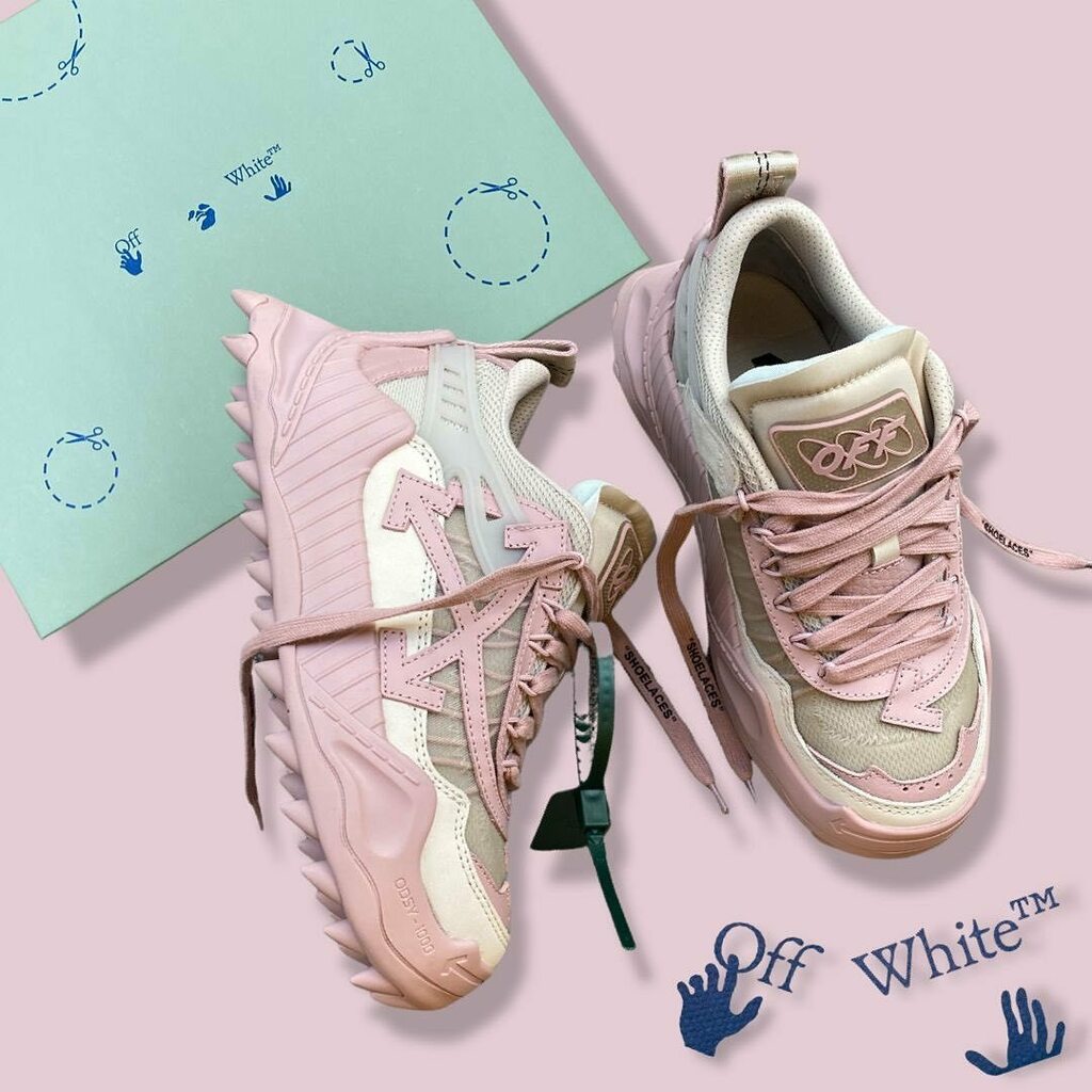 #OFFWHITE #WOMEN SPRING/SUMMER '22

Off-White's Odsy-1000 style reinvigorates our chunky sneaker obsession with effortless cool.

Price: €640

For more Off-White derodeloper.com/dames/off-white

#derodeloper #stylegram #instafashion #fashiongram #fashionista #f… instagr.am/p/CaWf1avsRoH/