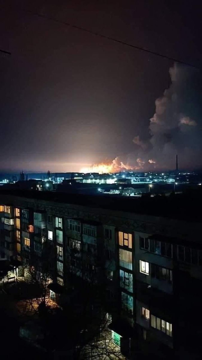 Ukrainee2022's tweet photo. INICIO LA GUERRA ENTRE UCRANIA Y RUSIA
Hace minutos inició el fuego cruzado en la frontera de ambos países.Rusos y ucranianos combaten en el Donbás. Se informa extraoficialmente que la aviación rusa bombardea las ciudades de Mariupol y Kiev.
#Kiev #Mariupol #UkraineRussie https://t.co/Nu2iEVyO0K